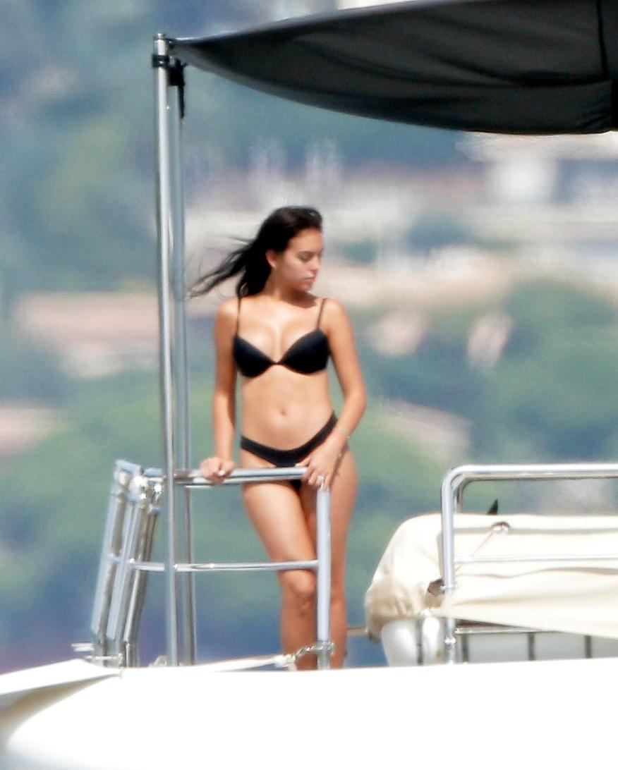 c罗穿裙子图片,c罗携乔治娜浪漫度假