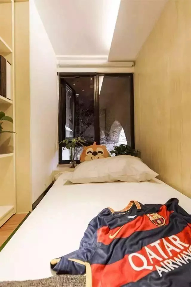 两对夫妻挤19平老宅，丈母娘和女婿5人同睡，毫无隐私！