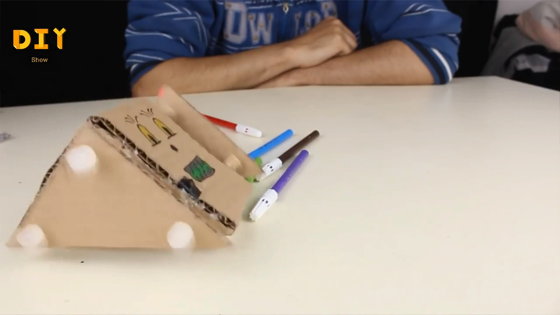 自制机器人玩具手工,怎么用纸板做机器人玩具