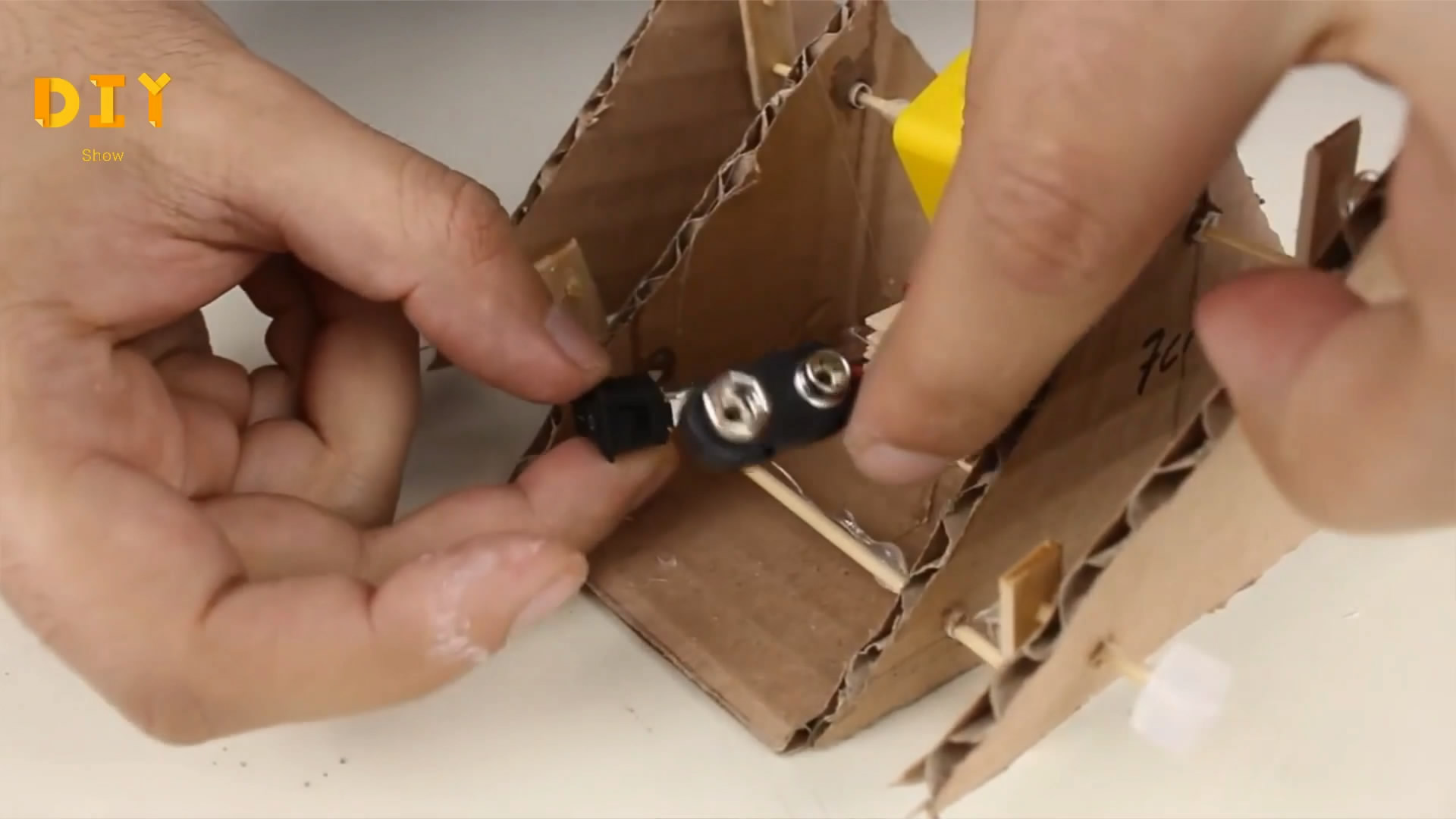 自制机器人玩具手工,怎么用纸板做机器人玩具