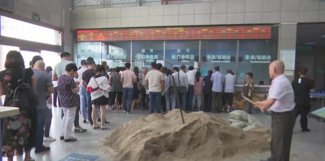 无锡一民营医院大厅被堆黄沙大门被封住权属纠纷引发矛盾