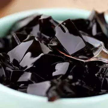 奶茶里的黄色透明果冻是什么,仙草冻和奶茶冻的区别