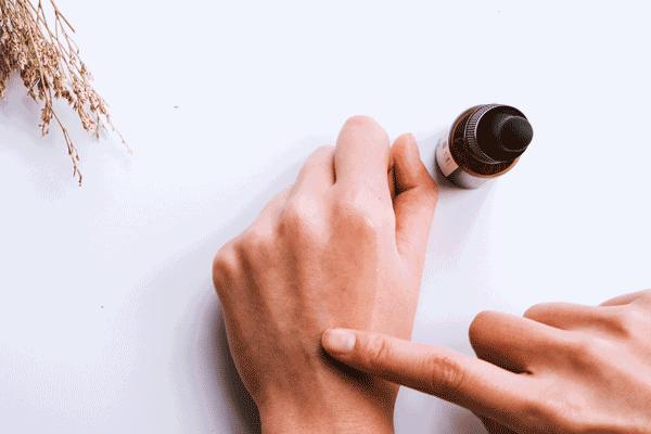 还嫌自己脸黄？这款好用到逆天的国货精华，连祖传黄气都去掉了！