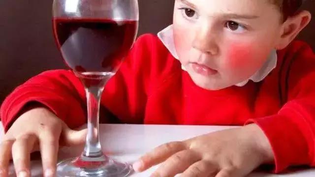 喝酒脸红的人到底该怎么喝,喝酒脸红的人怎么回事