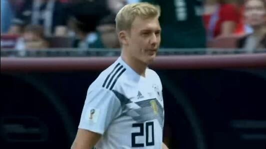 这只争议中启航的布娃娃，成为了德国足球荒诞期的新偶像