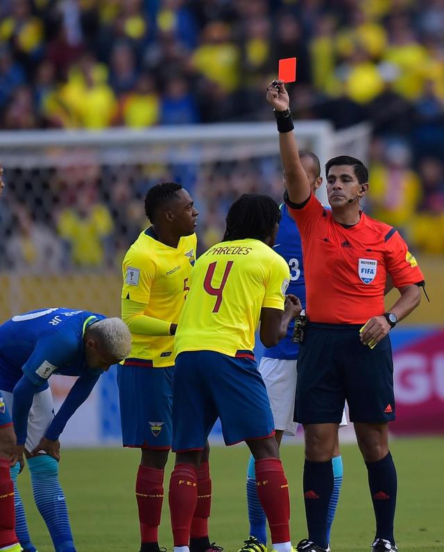 红牌在足球界什么意思,足球场上的红牌