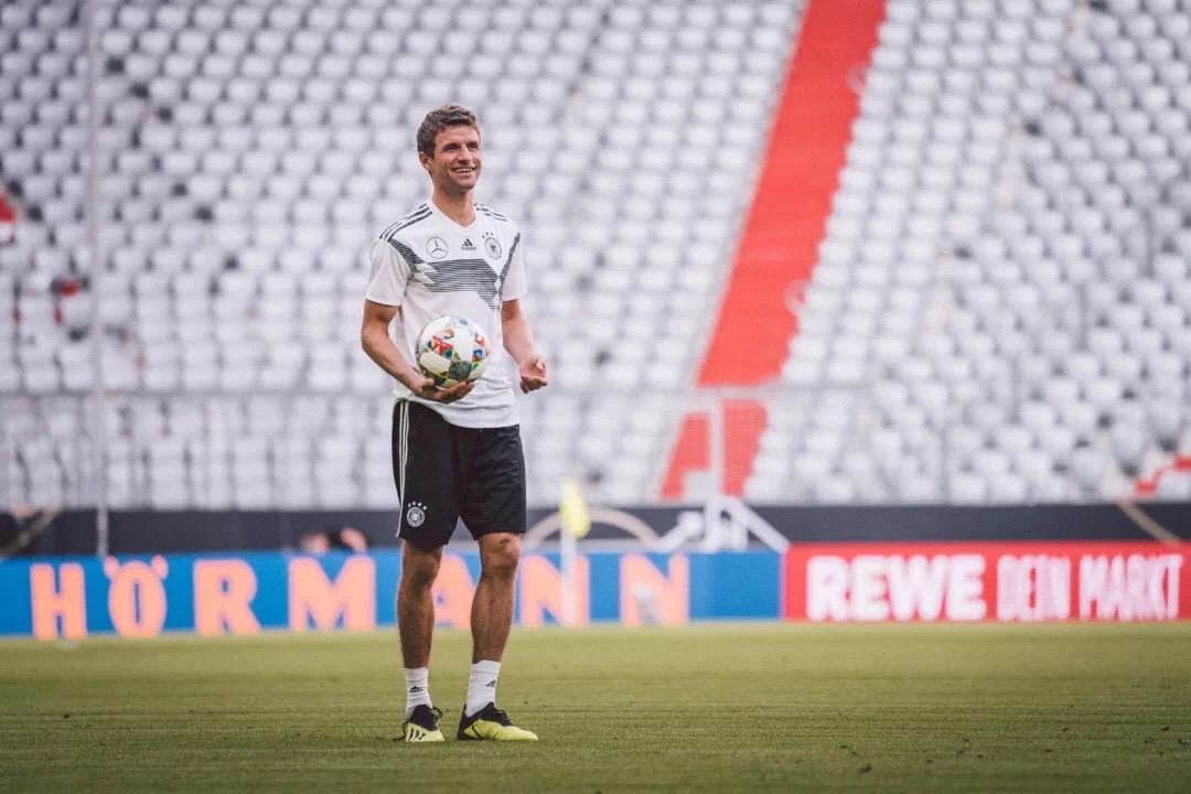 男足穿越靠颜值统治世界,男足过去的辉煌