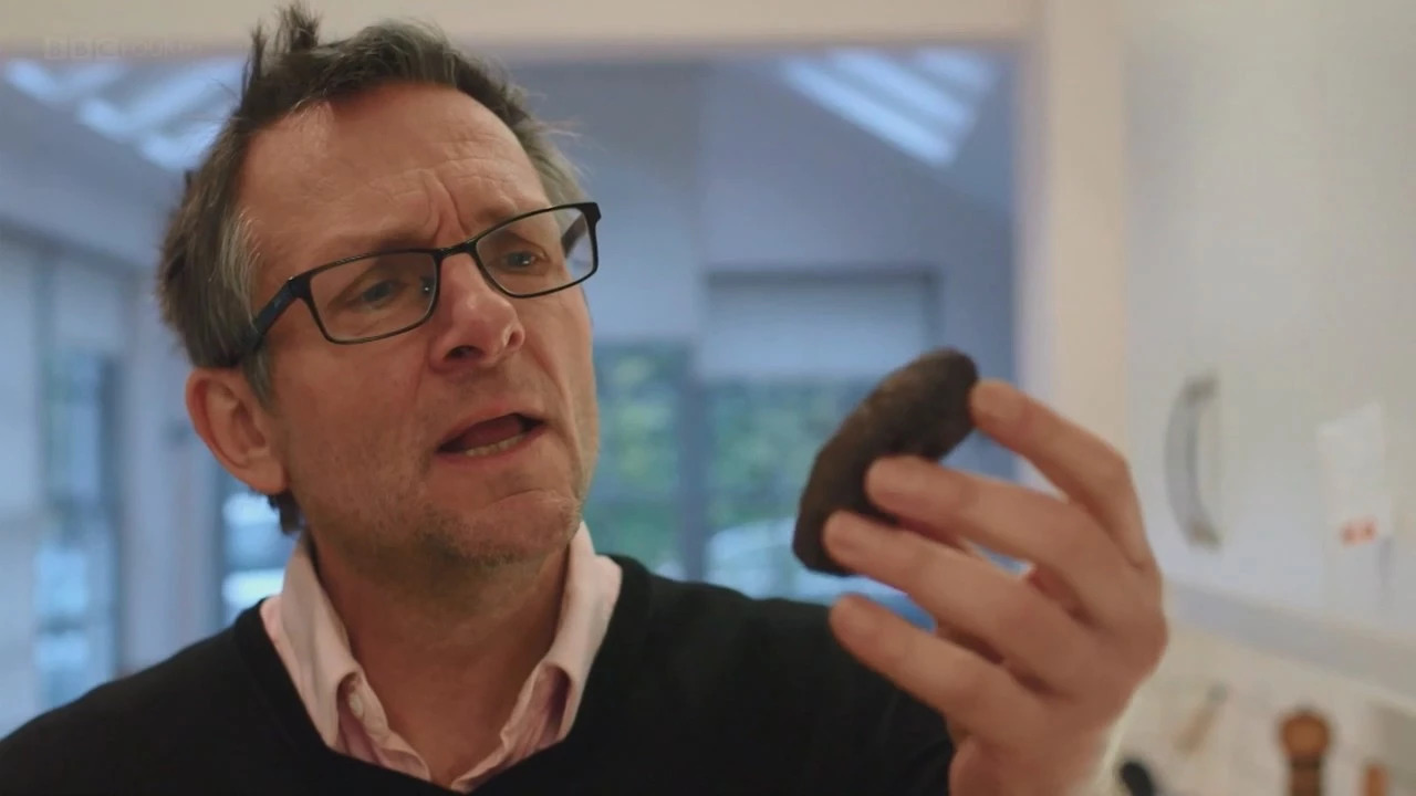 明明是科普纪录片，主持人却用自己的血做起了“暗黑美食”