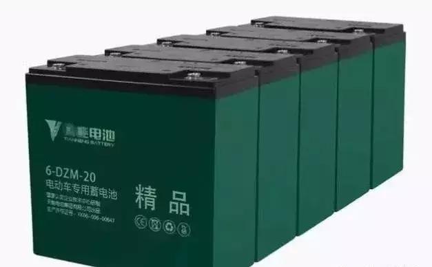 电动车充电时充电器发热怎么回事,电动车电池充电不变绿灯电池发热