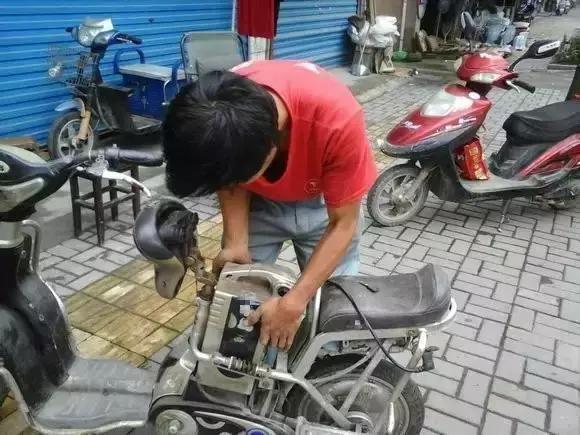 电动车充电器充电时发热怎么解决,电动车充电时其中有一块电池发热