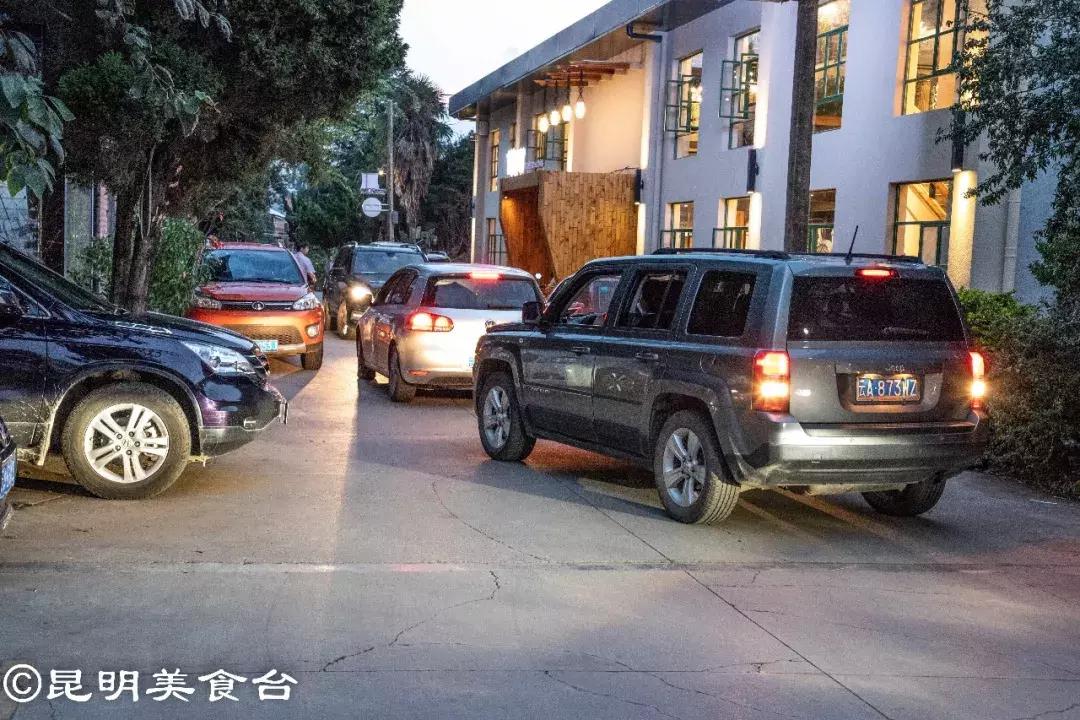 藏在昆明老厂房里的柴火鸡，一款酱料价值百万，连续排队5年