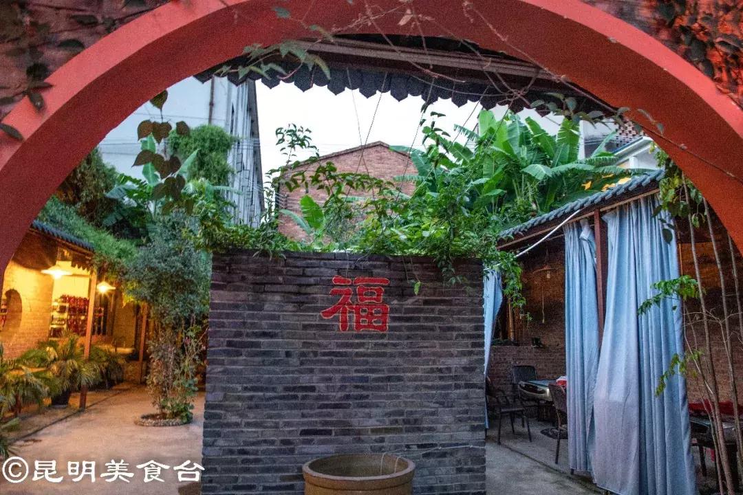 藏在昆明老厂房里的柴火鸡，一款酱料价值百万，连续排队5年