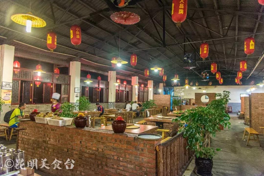 藏在昆明老厂房里的柴火鸡，一款酱料价值百万，连续排队5年