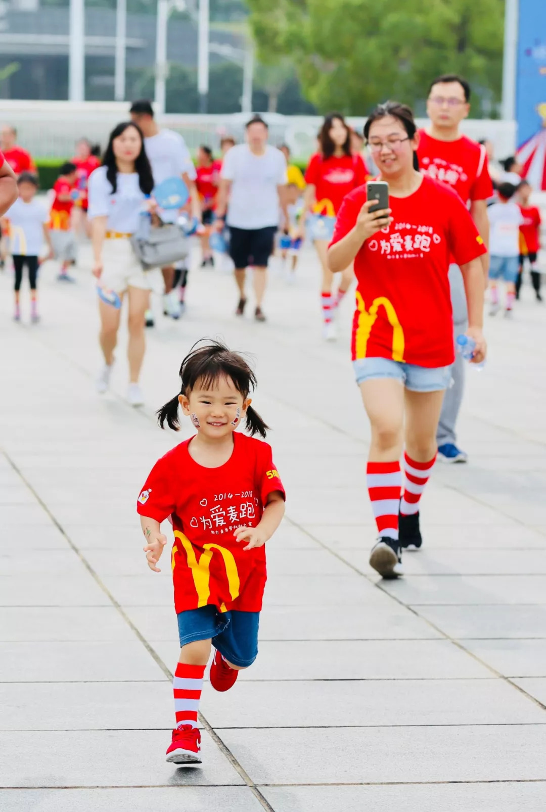 上海逾千组家庭“为爱麦跑”,麦当劳为爱麦跑呼和浩特