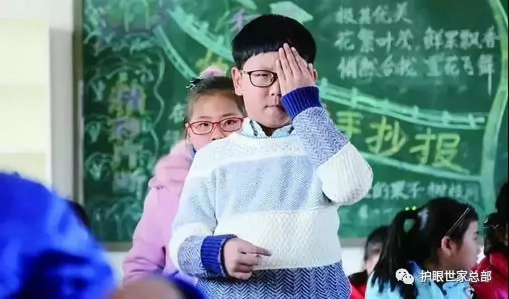 一小对面这家护眼世家豁出去了！搞这么大的活动，明天要挤爆了