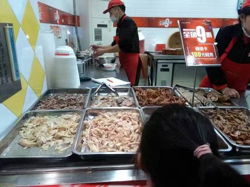 现在开一家卤菜店挣钱吗,竞争大的地方适合开店吗