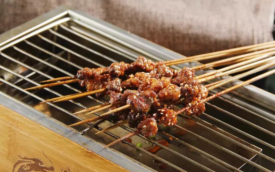 晚上烧烤人气爆棚的一家烧烤店,一到晚上就火爆的烧烤店