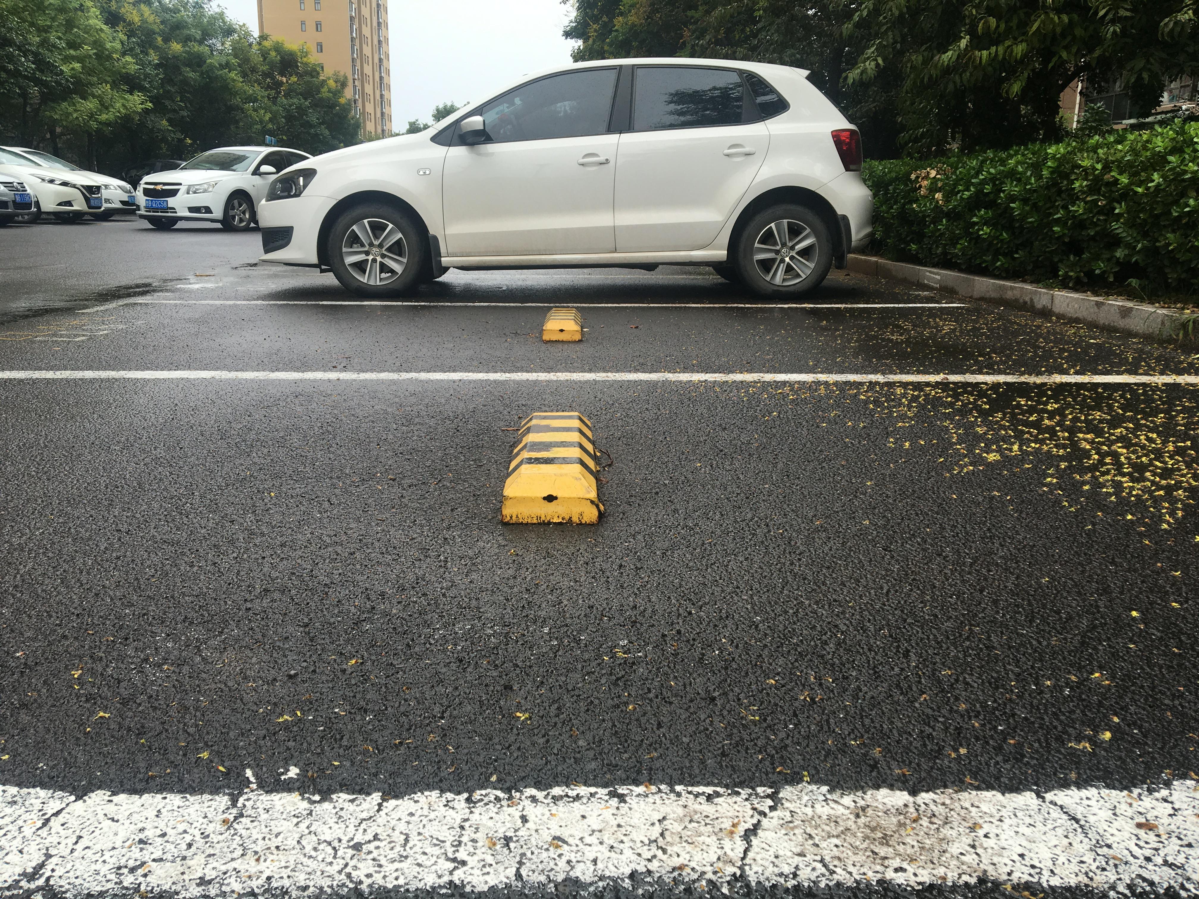 青岛停车难？解开“霸道”地锁，“钥匙”在哪？