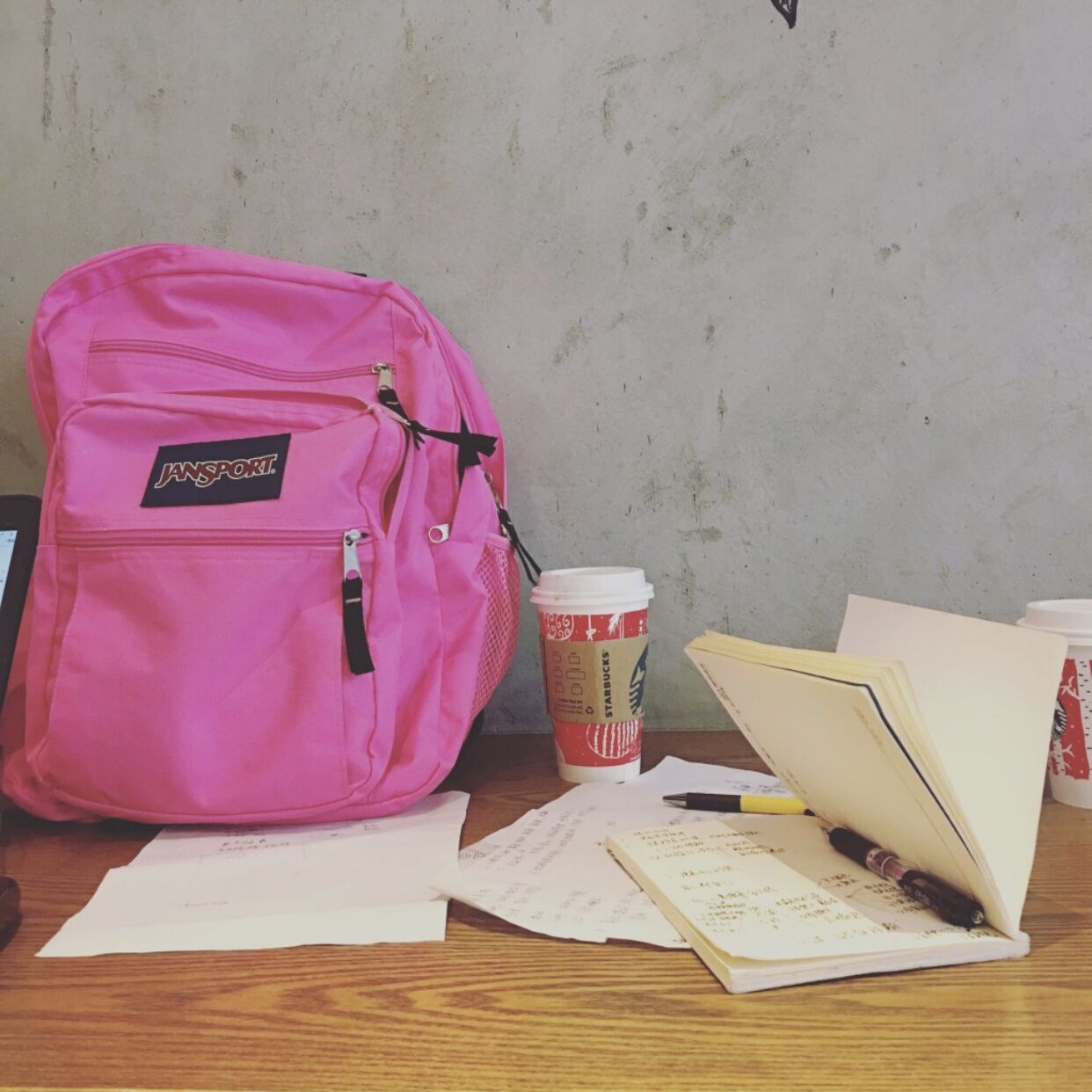 能装东西的双肩包,能装东西能坐的背包