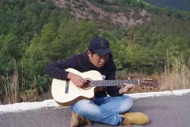 十二点的街头，一把吉他一个他……