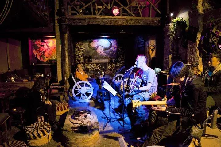 十二点的街头，一把吉他一个他……