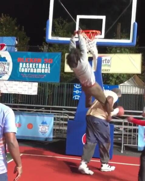 巴克利嘲讽奥尼尔生涯后期得分,奥尼尔为什么会和巴克利冲突