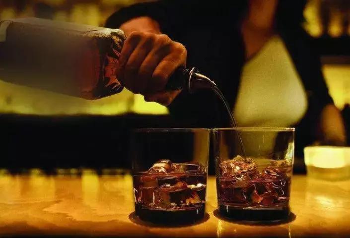 南宁一女高中生泡酒吧,一夜消费5万多元!真相让家长又急又恼