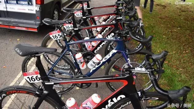 器材盛宴环英国上的车手战车