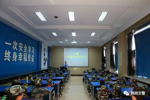 幼儿园国防交通安全教育,幼儿园国防教育小小兵活动