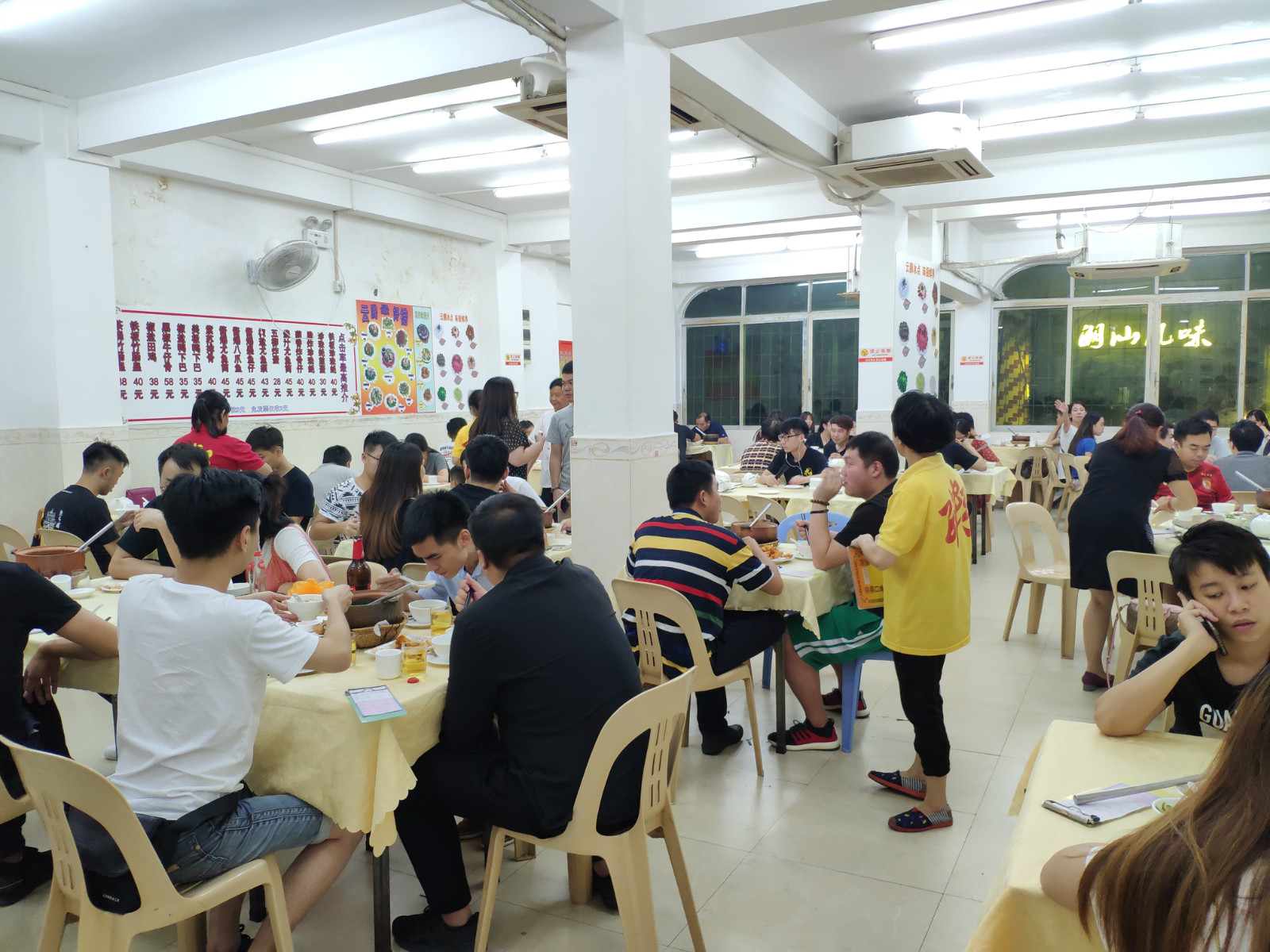 广州宵夜海鲜砂锅粥,广州美食深夜粥