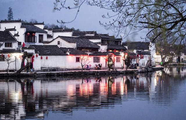 听村民讲家乡话,吃农家饭说农家话睡农家炕