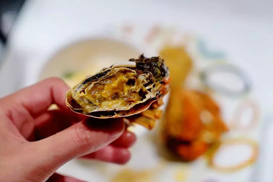 蟹黄味蟹香馥郁入口松脆,蟹黄的肥美鲜香