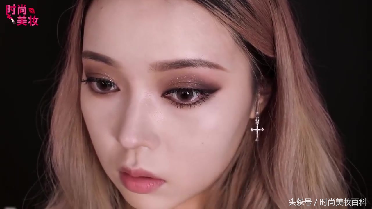 「时尚美妆」狂野性感的烟熏妆图解教程