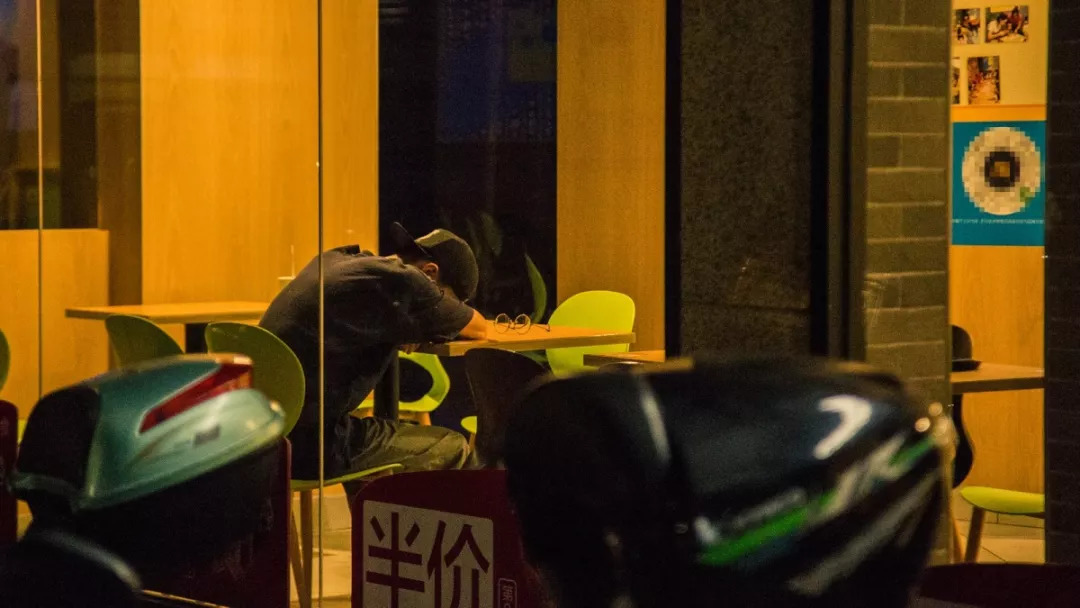 当你抱怨生活太难时,当你抱怨生活不易时