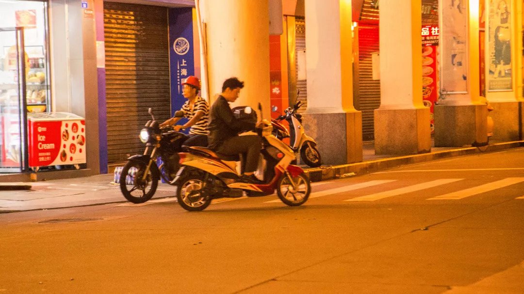 当你抱怨生活太难时,当你抱怨生活不易时