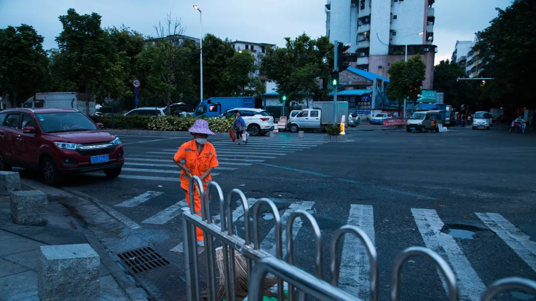 当你抱怨生活太难时,当你抱怨生活不易时