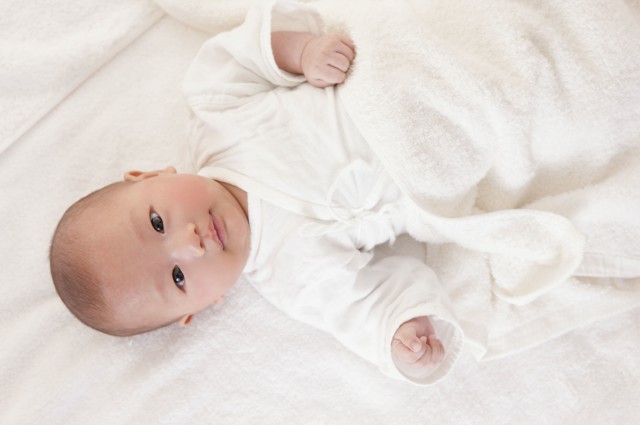 新生儿脸上湿疹能抹炉甘石吗,新生儿脸上湿疹能擦面霜吗