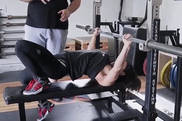 卧推具体注意哪些细节才不伤肩,卧推的六个训练方法