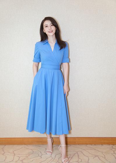 高圆圆穿玫红大衣,高圆圆推荐斐乐老花连衣裙