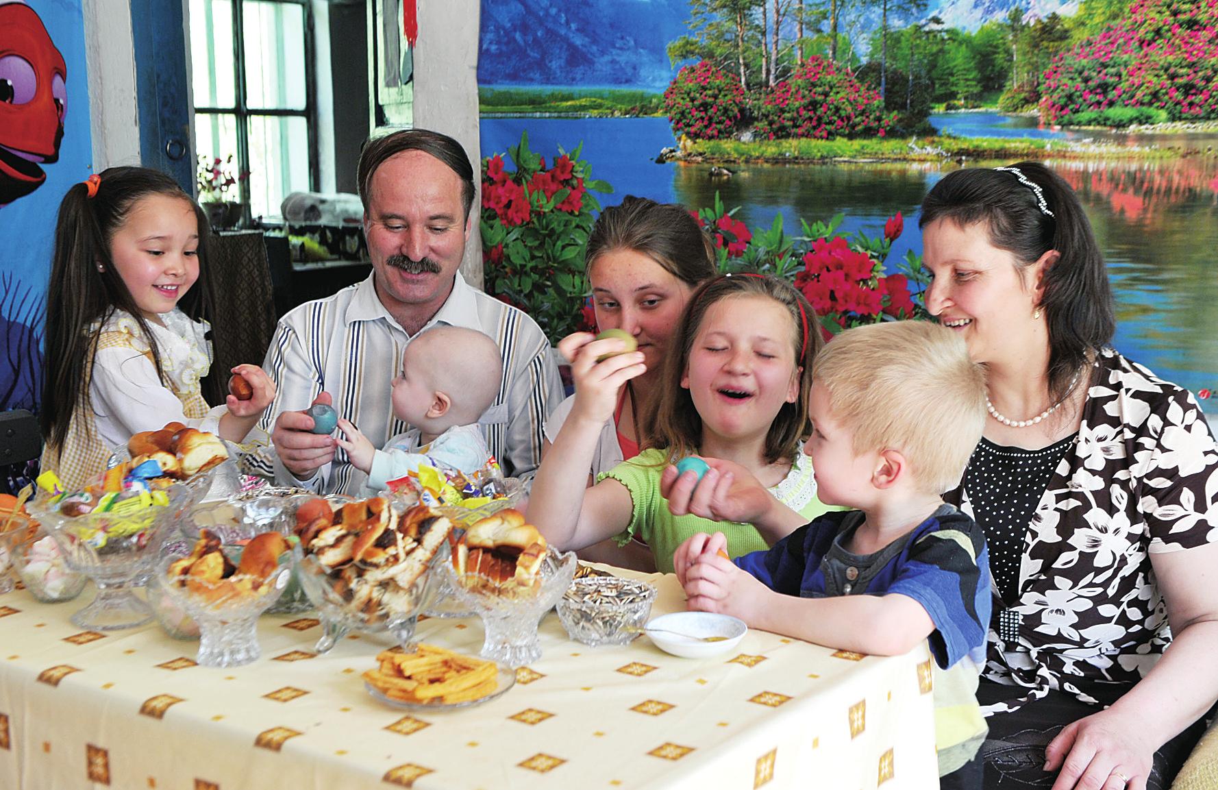 中国俄罗斯族，1.5万人，一头金发高鼻梁深眼窝，一口流利普通话