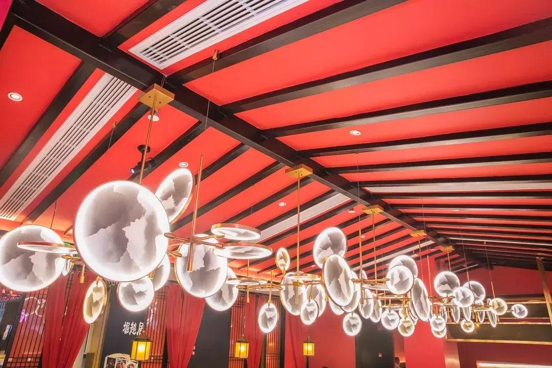 6.8折！陆家嘴惊现1家“网黄餐厅”，人均40+吃哭老板！