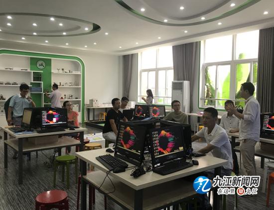 双峰小学教练员团队与话“机器人”头脑风暴在行动