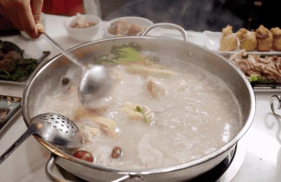 要火！用鲍鱼熬的精华汤底，还涮着“透明”的菜！