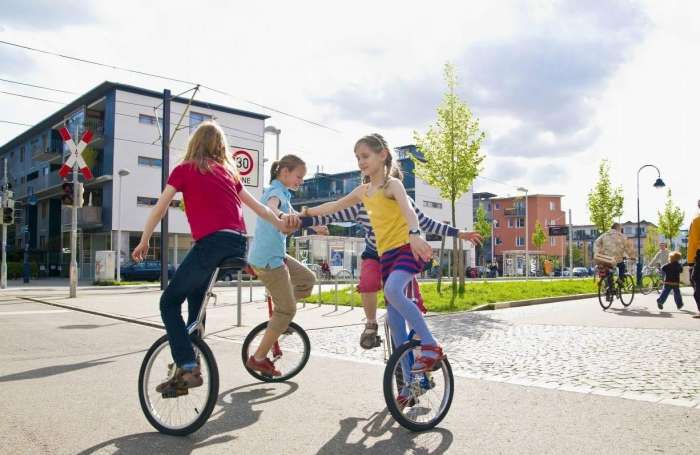 孩子在外面玩不跟着我们走怎么办,孩子在外面玩就是不进屋怎么办