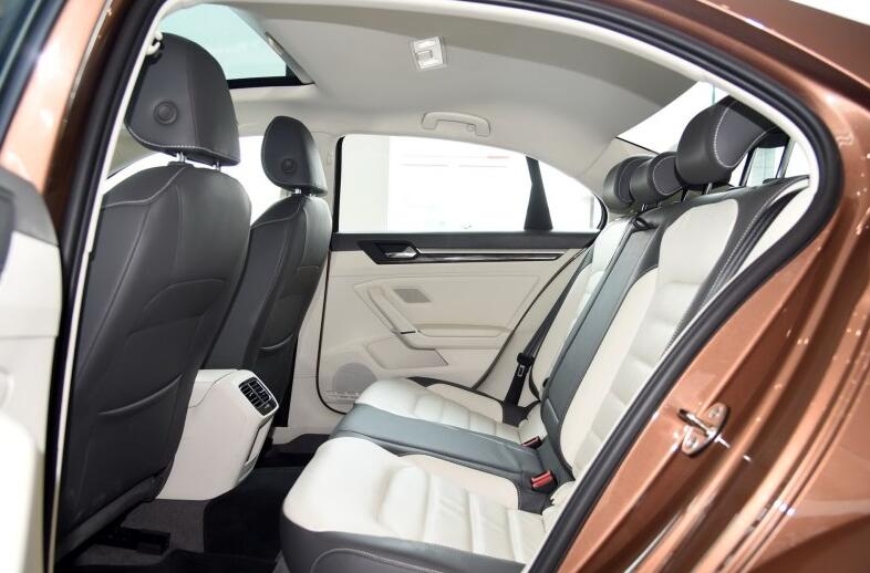 12万在手,是选逼格更高的10年奔驰还是宽体轿跑16年凌度