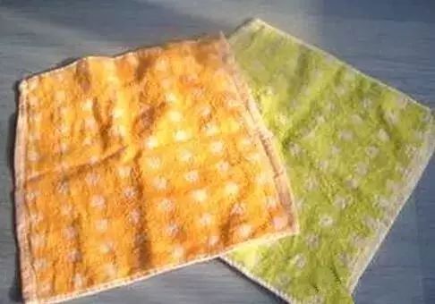 衣服不管染上什么用这招都能洗掉,白色衣服染上颜色用什么方法洗掉