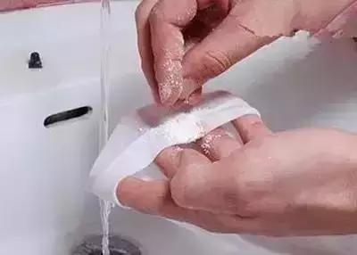 衣服不管染上什么只需一招,衣服染到污渍怎么洗掉