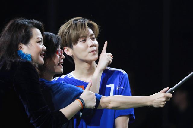 鹿晗擦汗,鹿晗踢球应援震惊全场