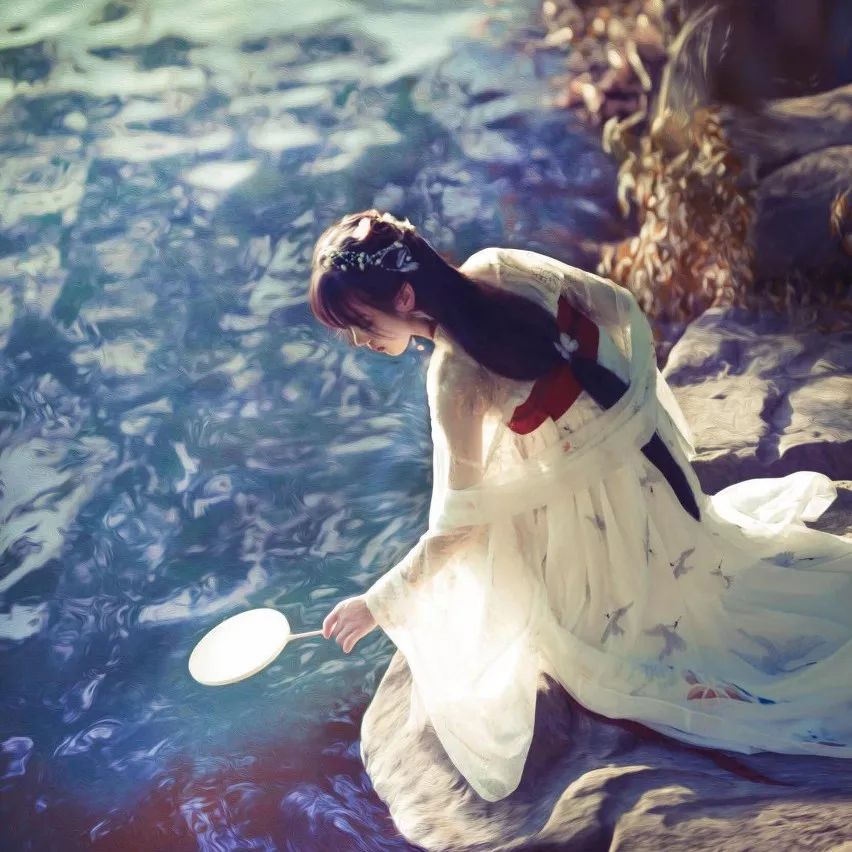 当这些经典咏月古诗译成英文,同样如此唯美