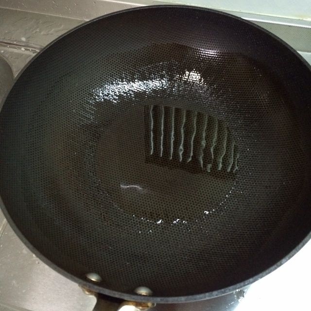 炒菜油溅到衣服上用什么能洗掉,炒菜油溅到脸上怎么办才不留痕迹